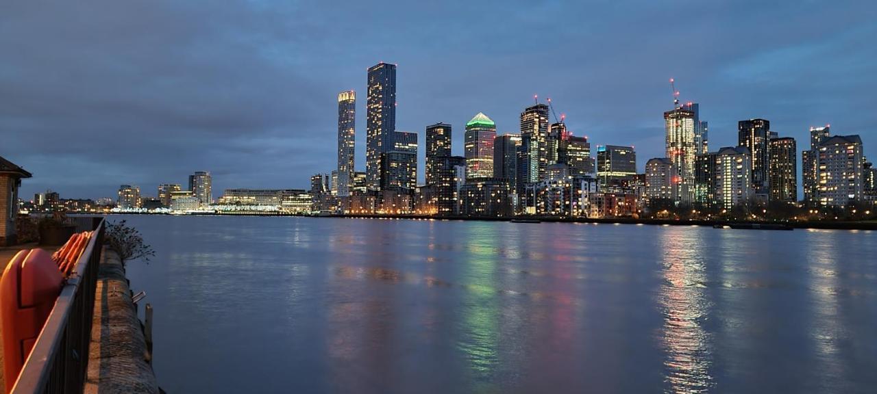 Stunning Massive Bedroom +Direct Thames River View ลอนดอน ภายนอก รูปภาพ