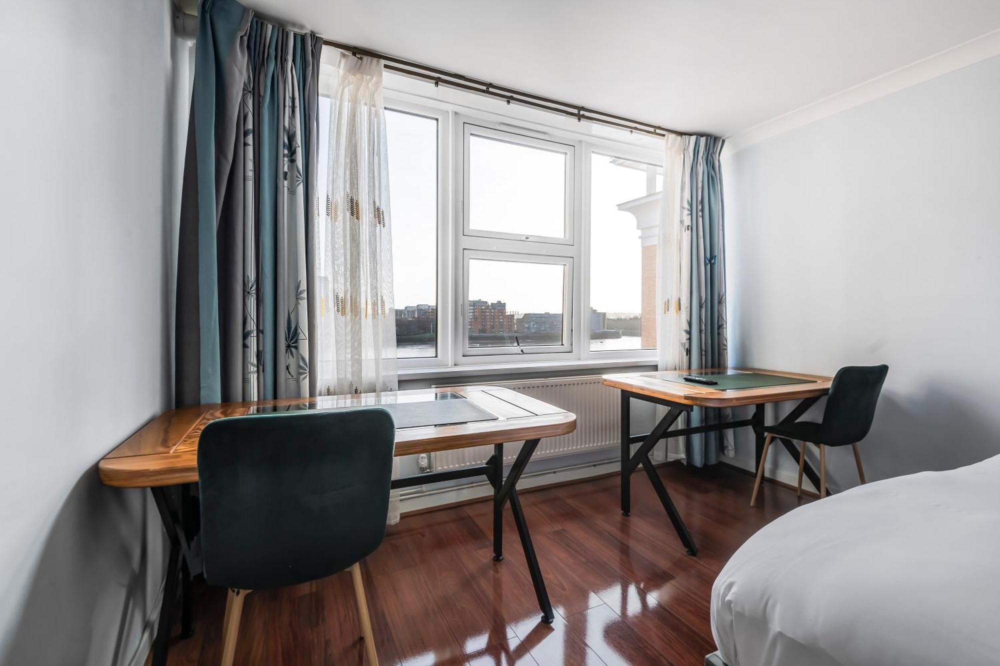Stunning Massive Bedroom +Direct Thames River View ลอนดอน ภายนอก รูปภาพ